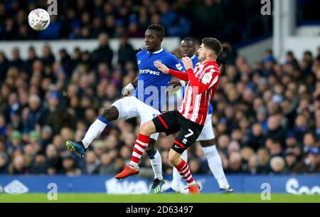 Everton's Idrissa Gueye (links) und Lincoln Citys Tom Pett Battle Für den Ball Stockfoto