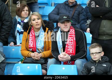 Rotherham United Fans in der steht vor dem Spiel Stockfoto