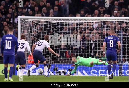 Harry Kane von Tottenham Hotspur punktet mit dem Elfmeter Stockfoto