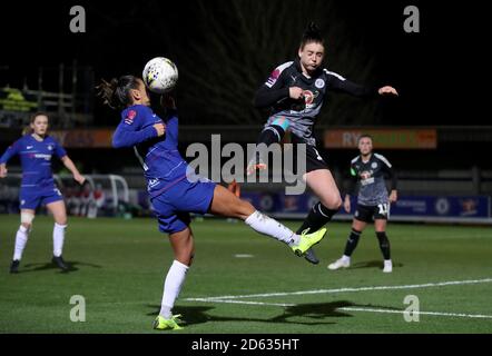 Chelsea's Ali Riley (Mitte) und Reading's Jade Moore kämpfen um Der Ball Stockfoto