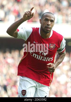 Thierry Henry von Arsenal feiert sein Ziel Stockfoto