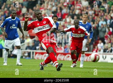 Aiyegbeni Yakubu von Middlesbrough hat seine Strafe durch Everton-Torwart gerettet Tim Howard Stockfoto