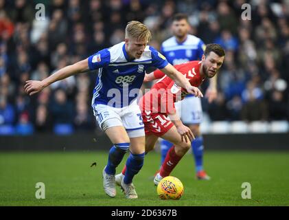 Kristian Pedersen (links) von Birmingham City und Jonathan Howson Schlacht von Middlesbrough Für den Ball Stockfoto