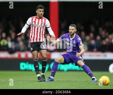 Brentfords Ollie Watkins (links) und Stoke Citys Erik Pieters Schlacht Für den Ball Stockfoto