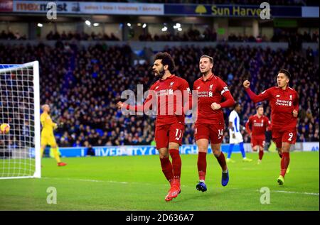 Mohamed Salah aus Liverpool (links) feiert das erste Tor seiner Seite Des Spiels mit Jordan Henderson Stockfoto