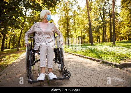 Rentnerin liebt ihren Spaziergang in einem öffentlichen Park Stockfoto