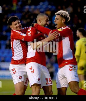 Charlton Athletic Darren Pratley (Mitte) feiert mit Teamkollegen Lyle Taylor und Albie Morgan, nachdem er seine Seiten das zweite Tor erzielt. Stockfoto