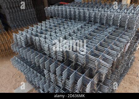 Stahlgeflecht für den Bau Stahlstäbe für Stahlbeton. Stahlverstärkung bar Textur auf Baustelle. Stockfoto