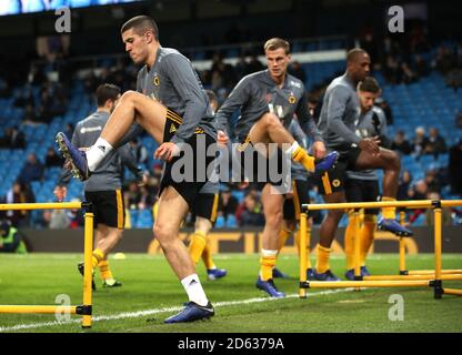 Wolverhampton Wanderers' Conor Coady (Mitte) erwärmt sich vor dem Übereinstimmung Stockfoto