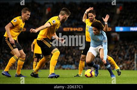 Manchester City's Leroy Sane (rechts) in Aktion Stockfoto