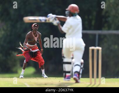 Die Cricket-Mannschaft der Maasai Warriors spielt gegen den Vale of Belvoir Cricket Club während ihrer UK-Tour, um das Bewusstsein für Geschlechterungleichheit, die End FGM Kampagne, Hassverbrechen, moderne Sklaverei, Erhaltung und Förderung ihrer Kultur und ihres Landes Kenia zu schärfen Stockfoto