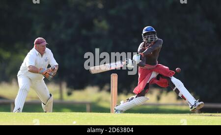 Die Cricket-Mannschaft der Maasai Warriors spielt gegen den Vale of Belvoir Cricket Club während ihrer UK-Tour, um das Bewusstsein für Geschlechterungleichheit, die End FGM Kampagne, Hassverbrechen, moderne Sklaverei, Erhaltung und Förderung ihrer Kultur und ihres Landes Kenia zu schärfen Stockfoto