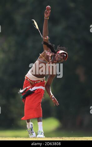 Die Cricket-Mannschaft der Maasai Warriors spielt gegen den Vale of Belvoir Cricket Club während ihrer UK-Tour, um das Bewusstsein für Geschlechterungleichheit, die End FGM Kampagne, Hassverbrechen, moderne Sklaverei, Erhaltung und Förderung ihrer Kultur und ihres Landes Kenia zu schärfen Stockfoto