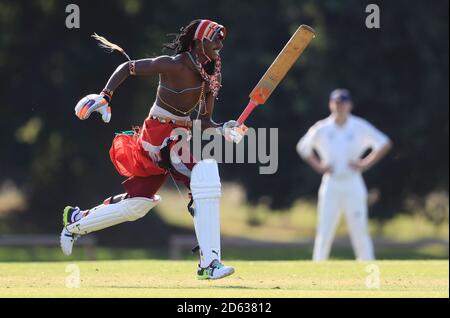 Die Cricket-Mannschaft der Maasai Warriors spielt gegen den Vale of Belvoir Cricket Club während ihrer UK-Tour, um das Bewusstsein für Geschlechterungleichheit, die End FGM Kampagne, Hassverbrechen, moderne Sklaverei, Erhaltung und Förderung ihrer Kultur und ihres Landes Kenia zu schärfen Stockfoto