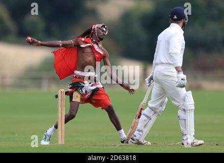 Die Cricket-Mannschaft der Maasai Warriors spielt gegen den Vale of Belvoir Cricket Club während ihrer UK-Tour, um das Bewusstsein für Geschlechterungleichheit, die End FGM Kampagne, Hassverbrechen, moderne Sklaverei, Erhaltung und Förderung ihrer Kultur und ihres Landes Kenia zu schärfen Stockfoto