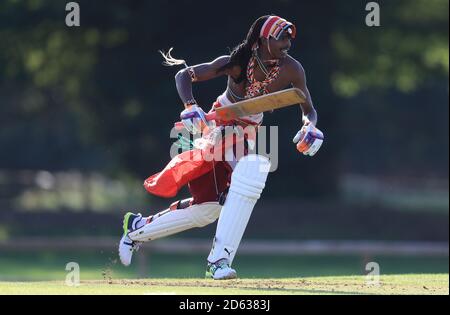 Die Cricket-Mannschaft der Maasai Warriors spielt gegen den Vale of Belvoir Cricket Club während ihrer UK-Tour, um das Bewusstsein für Geschlechterungleichheit, die End FGM Kampagne, Hassverbrechen, moderne Sklaverei, Erhaltung und Förderung ihrer Kultur und ihres Landes Kenia zu schärfen Stockfoto