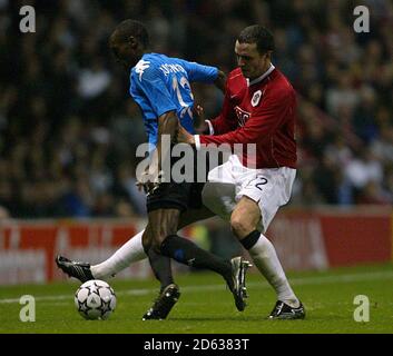 John O'Shea, Manchester United und Atiba Hutchinson, FC Kopenhagen, kämpfen um den Ball Stockfoto