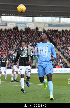 Jordy Hiwula (rechts) von Coventry City in Aktion Stockfoto