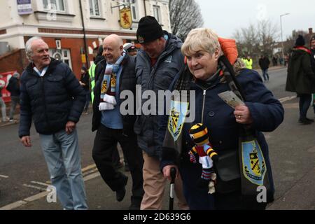 Burnley-Fans machen sich den Weg zum Stadion vor Das Spiel Stockfoto