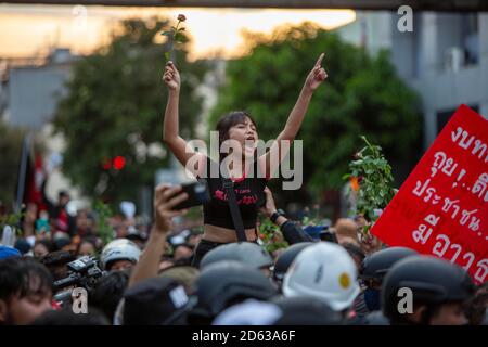Bangkok, Thailand. Oktober 2020. Tausende von prodemokratischen Demonstranten versammelten sich vor Bangkoks Demokratie-Denkmal, um an einem marsch zum Regierungshaus, dem Sitz von Premierminister Cha, teilzunehmen. Die drei Monate alte Protestbewegung hat langsam mehr Unterstützung in Thailand gewonnen und immer wieder große Zahlen für Protestveranstaltungen in der thailändischen Hauptstadt gezogen. Die Polizei versuchte zunächst, den marsch am Ziel zu hindern, gab aber schließlich nach, so dass der marsch weitergehen konnte. Kredit: Adryel Talamantes/ZUMA Wire/Alamy Live Nachrichten Stockfoto