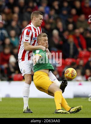 Ryan Shawcross (links) von Stoke City fordert Jayden von Preston North End heraus Stockley Stockfoto