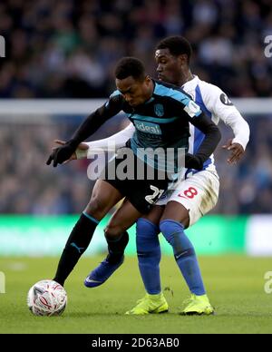 Yves Bissouma von Brighton und Hove Albion (rechts) kämpft um Besitz Des Balls mit Kyle Edwards von West Bromwich Albion Stockfoto