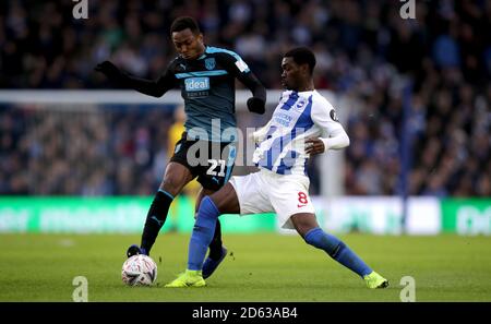 Yves Bissouma von Brighton und Hove Albion (rechts) kämpft um Besitz Des Balls mit Kyle Edwards von West Bromwich Albion Stockfoto