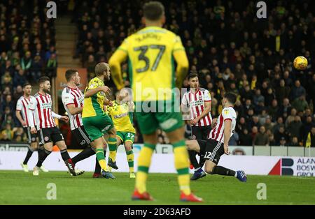 Norwich City's Teemu Pukki (vierte links) Erzielt das zweite Tor seines Spielers Stockfoto