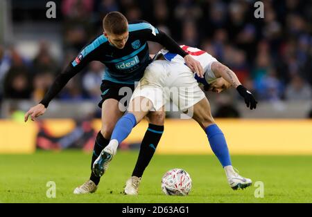 West Bromwich Albions Sam Field (links) kämpft um den Besitz von Der Ball mit Florin Andone von Brighton & Hove Albion Stockfoto