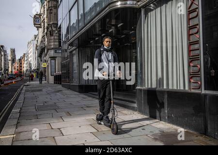 E-Scooter auf den Gehwegen der Central London Street, England, Vereinigtes Königreich Stockfoto