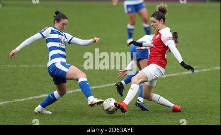 Reading's Jade Moore (links) und Arsenals Dominique Bloodworth kämpfen um Der Ball Stockfoto