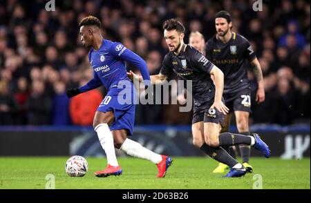 Chelsea's Callum Hudson-Odoi (links) und Sheffield Wednesday's Morgan Fox Battle Für den Ball Stockfoto