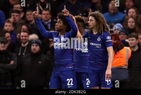 Chelsea's Willian (links) feiert das erste Tor seiner Seite Das Spiel aus dem Strafspot mit Teamkollegen Callum Hudson-Odoi Und Ethan Ampadu (rechts) Stockfoto