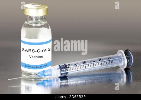 Impfung gegen das neue Corona Virus SARS-CoV-2: Eine Spritze und eine SARS-CoV-2-Impfung Stockfoto