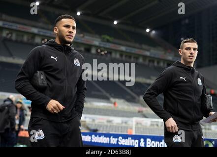 Newcastle United Jamaal Lascelles (links) und Ciaran Clark kommen an St James' Park für das Spiel gegen Manchester City Stockfoto