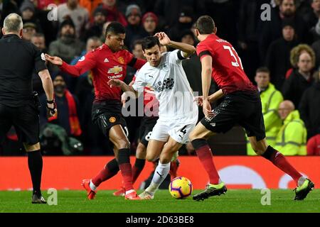 Burnleys Jack Cork (Mitte)in Aktion mit Marcus Rashford von Manchester United (Links) Stockfoto