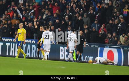 Kristian Pedersen (links) von Birmingham City wird vom Schiedsrichter abgeschickt Stephen Martin, nachdem er seine zweite gelbe Karte erhalten hatte Stockfoto