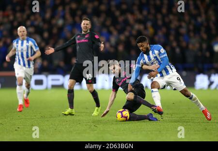 Everton's Seamus Coleman (Mitte) und Huddersfield Town's Elias Kachunga (rechts) Kampf um den Ball Stockfoto