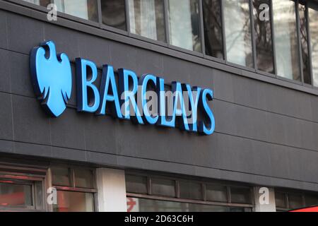 Ein Blick auf ein Schild für eine Barclays Bank in London. Stockfoto