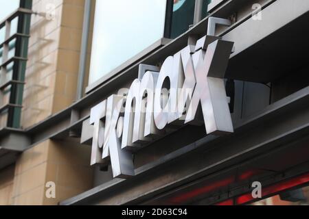 Ein Blick auf ein Schild für ein T K Maxx Bekleidungsgeschäft in London. Stockfoto
