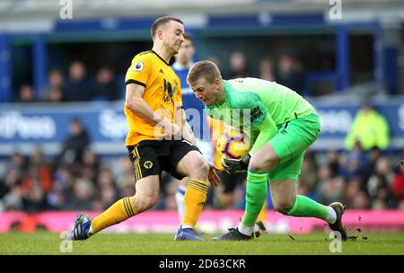 Wolverhampton Wanderers' Diogo Jota (links) und Everton-Torwart Jordan Pickford (Rechts) Kampf um den Ball Stockfoto