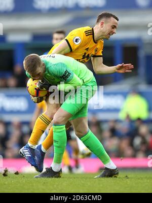 Wolverhampton Wanderers' Diogo Jota (links) und Everton-Torwart Jordan Pickford (Rechts) Kampf um den Ball Stockfoto