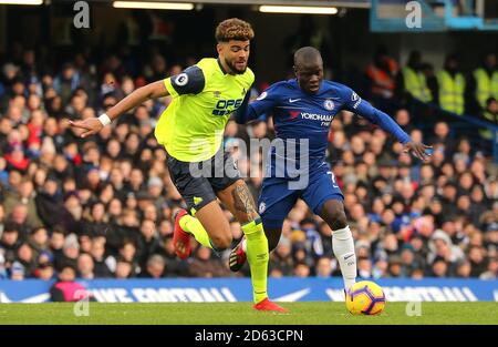 Jonathan Hogg von Huddersfield Town (links) und N'Golo Kante von Chelsea (rechts) Kampf um den Ball Stockfoto