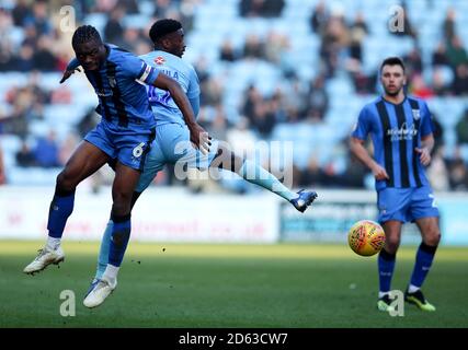 Coventry City's Jordy Hiwula (Mitte) und Gillingham's Gabriel Zakuani während Die Sky Bet League ein Spiel in der Ricoh Arena Coventry Stockfoto