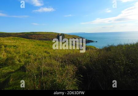 Okt 2020 - Fernansicht von Dunskey Castle vom Fußweg, der von Portpatrick, Schottland, führt. Portpatrick ist die geplante Endstation für eine geplante Tunnel- oder Brückenverbindung nach Larne in Irland. Stockfoto