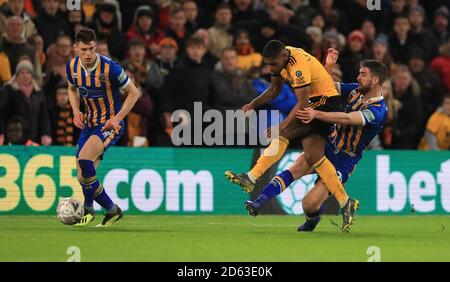 Wolverhampton Wanderers' Ivan Cavaleiro (Mitte) erzielt ihr drittes Tor Das Spiel Stockfoto