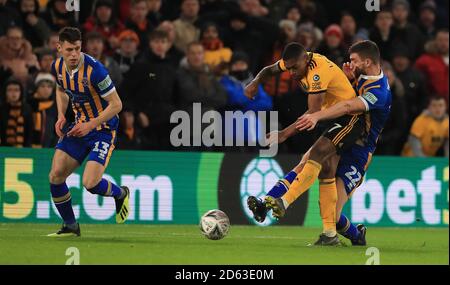 Wolverhampton Wanderers' Ivan Cavaleiro (Mitte) erzielt ihr drittes Tor Das Spiel Stockfoto