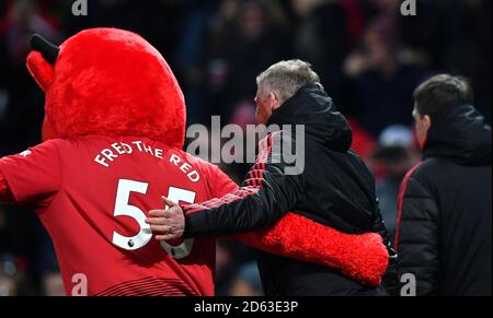 Manchester United Hausmeister Ole Gunnar Solskjaer begrüßt Fred der Rotes Maskottchen zu Beginn des Spiels Stockfoto