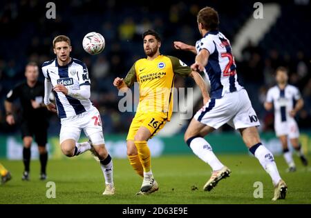 Brighton & Hove Albions Alireza Jahanbakhsh (Mitte) kämpft um die Ball mit West Bromwich Albions Sam Field (links) und Craig Dawson Stockfoto