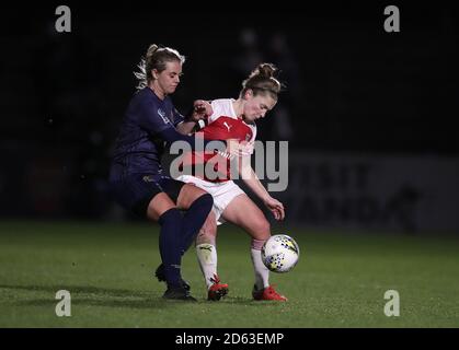 Arsenal Women's Kim Little (rechts) und Manchester United Women's Mollie Grün (links) Kampf um den Ball Stockfoto